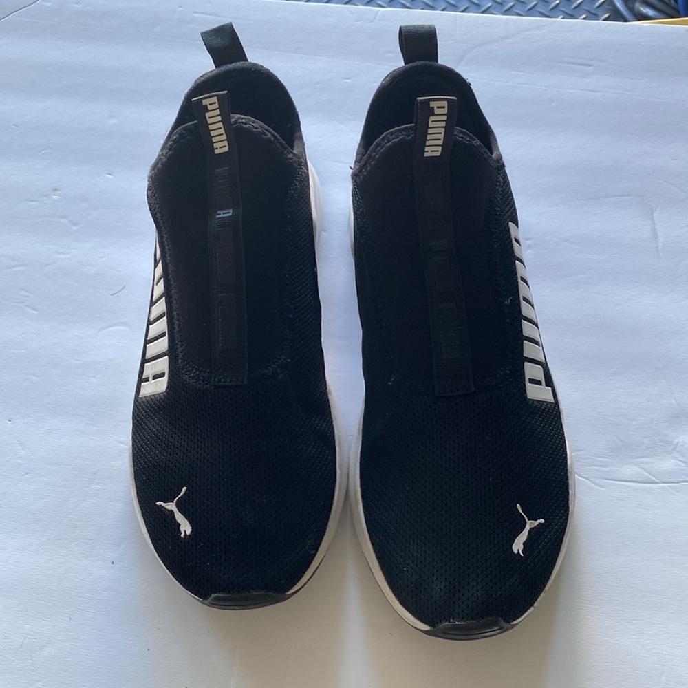 Gently used puma slip ons. Only worn on a few occasions - Picture 2 of 6